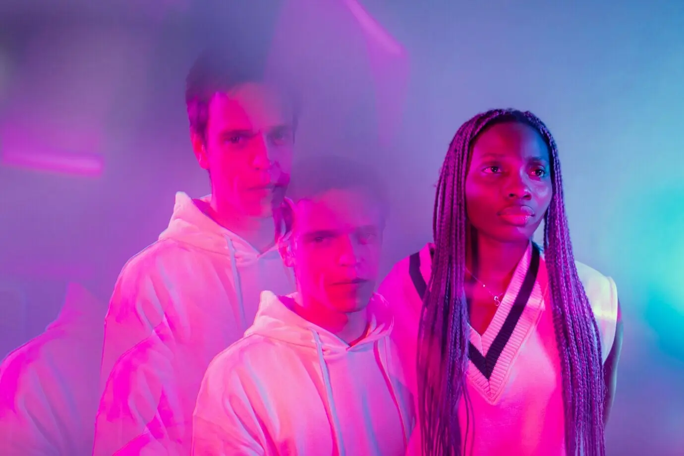 Porträt eines Mannes und einer Frau im Innenraum im Vaporwave-Stil